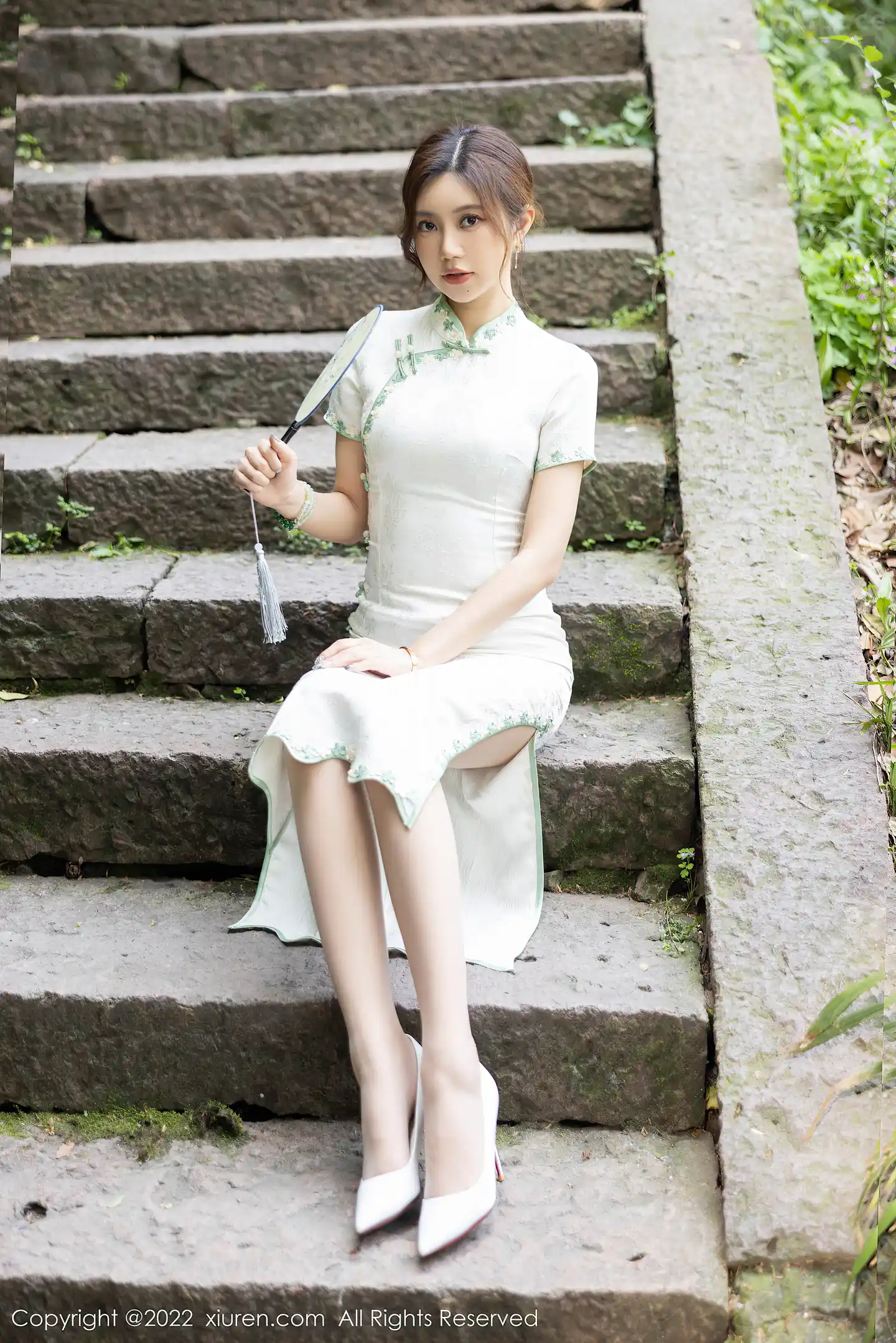 图片[2]-[XiuRen秀人网] VOL.5468 女神绮里嘉海南心愿旅拍户外性感白色旗袍配原色丝袜诱惑写真92P-秀人网官方网站